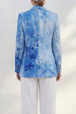 Costume féminin bleu à boutonnage simple et ajusté