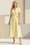 Robe de travail midi satin en V jaune clair à col en V avec ceinture
