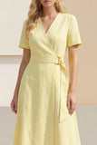 Robe de travail midi satin en V jaune clair à col en V avec ceinture