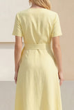 Robe de travail midi satin en V jaune clair à col en V avec ceinture