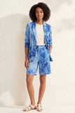 Costume féminin court bleu à boutonnage simple poitrine ajusté