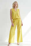 Costume long féminin à col en V jaune beurre ajusté avec ceinture