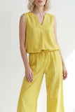 Costume long féminin à col en V jaune beurre ajusté avec ceinture
