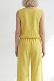 Costume long féminin à col en V jaune beurre ajusté avec ceinture