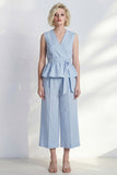 Costume midi féminin bleu clair à volants en V avec ceinture