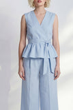Costume midi féminin bleu clair à volants en V avec ceinture