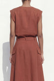 Costume midi féminin à manches en A-line en caramel à col en V avec ceinture