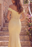 Robe de bal longue de bal jaune à épaules dénudées, corset de sirène à fronçages et perles