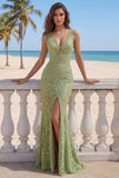 Robe de bal longue en dentelle en dentelle vert sauge à col en V et fendue