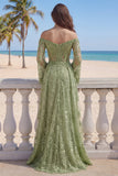 Longue robe de bal en dentelle sauge vert ligne en A décollée, perlée et fendue