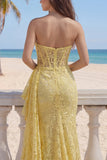 Corset de bal en dentelle jaune sirène sans bretelles à volants et longue robe de bal avec fente