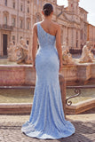 Longue robe de bal bleue perlée à une épaule ornée de sirène de perles et sirène de promo avec fente