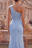Longue robe de bal bleue perlée à une épaule ornée de sirène de perles et sirène de promo avec fente