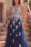 Corset en tulle à ligne A sur une épaule avec une robe de bal longue à fleurs bleu marine avec des appliques