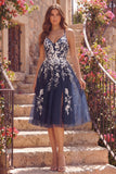 Robe midi fleurie à bretelles fines bleu marine à bretelles fines avec fente