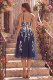 Robe midi fleurie à bretelles fines bleu marine à bretelles fines avec fente
