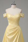 Robe maxi froncée jaune beurre en A décollée sur les épaules avec fente