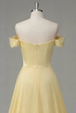 Robe maxi froncée jaune beurre en A décollée sur les épaules avec fente