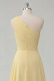 Robe Maxi en mousseline en mousseline jaune beurre à une épaule avec fente