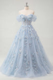Longue robe de bal bleue en ligne décollée sur les épaules, perlée de perles et fleurs 3D appliquées