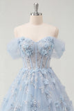 Longue robe de bal bleue en ligne décollée sur les épaules, perlée de perles et fleurs 3D appliquées