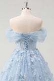 Longue robe de bal bleue en ligne décollée sur les épaules, perlée de perles et fleurs 3D appliquées