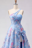 Robe de bal bleue à une épaule appliquée à une épaule avec fente