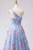 Robe de bal bleue à une épaule appliquée à une épaule avec fente
