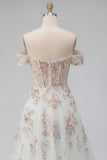 Corset fleuri blanc scintillant perlé sur les épaules Une robe de mariée longue ligne