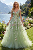 Robe de bal verte en col en V brodée en tulle à lignes A