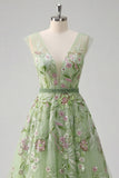 Robe de bal verte en col en V brodée en tulle à lignes A