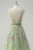 Robe de bal verte en col en V brodée en tulle à lignes A