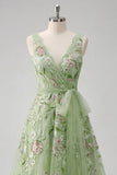 Robe de bal de bal verte fleurale à col en V avec application de la ligne A