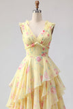 Robe de bal longue à fleurs jaune à col en V avec des volants