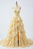 Robe de bal à bretelles fines jaunes Une robe de bal florale corset avec volants