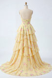 Robe de bal à bretelles fines jaunes Une robe de bal florale corset avec volants