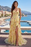 Robe de bal à bretelles fines jaunes Une robe de bal florale corset avec volants