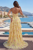 Robe de bal à bretelles fines jaunes Une robe de bal florale corset avec volants