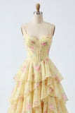 Robe de bal à bretelles fines jaunes Une robe de bal florale corset avec volants