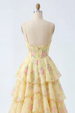 Robe de bal à bretelles fines jaunes Une robe de bal florale corset avec volants