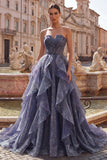 Robe de bal longue bleu poussiéreux sans bretelles bleu avec corsage froncé et volants en cascade