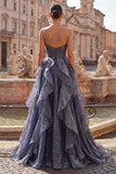 Robe de bal longue bleu poussiéreux sans bretelles bleu avec corsage froncé et volants en cascade