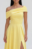 Robe maxi jaune à une épaule en ligne A avec fente