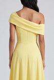 Robe maxi jaune à une épaule en ligne A avec fente