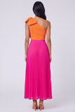 Robe maskini plissée orange et fuchsia à une épaule avec un nœud