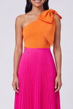 Robe maskini plissée orange et fuchsia à une épaule avec un nœud
