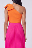 Robe maskini plissée orange et fuchsia à une épaule avec un nœud