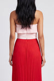Robe longue plissée rose et rouge à épaules dénudées, plissée et volants