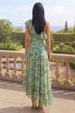 Une robe à fleurs longues à volants vert poussiéreux sur une épaule