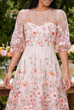 Robe midi fleurie rose brodée à col rond avec demi-manches
